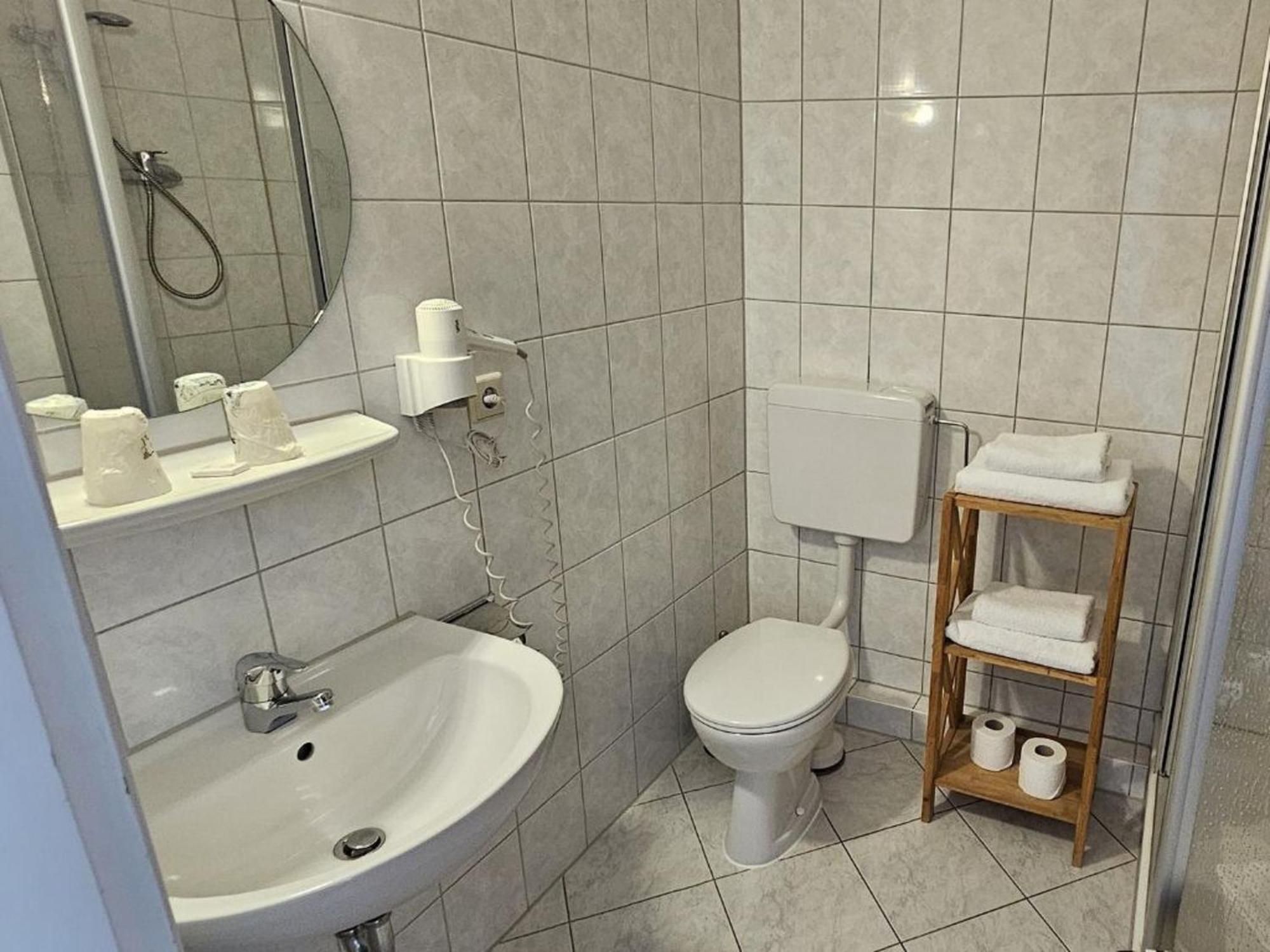Hotel Hirsch Gunzburg Bagian luar foto