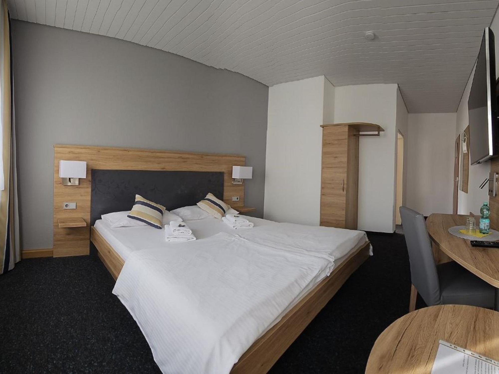 Hotel Hirsch Gunzburg Bagian luar foto