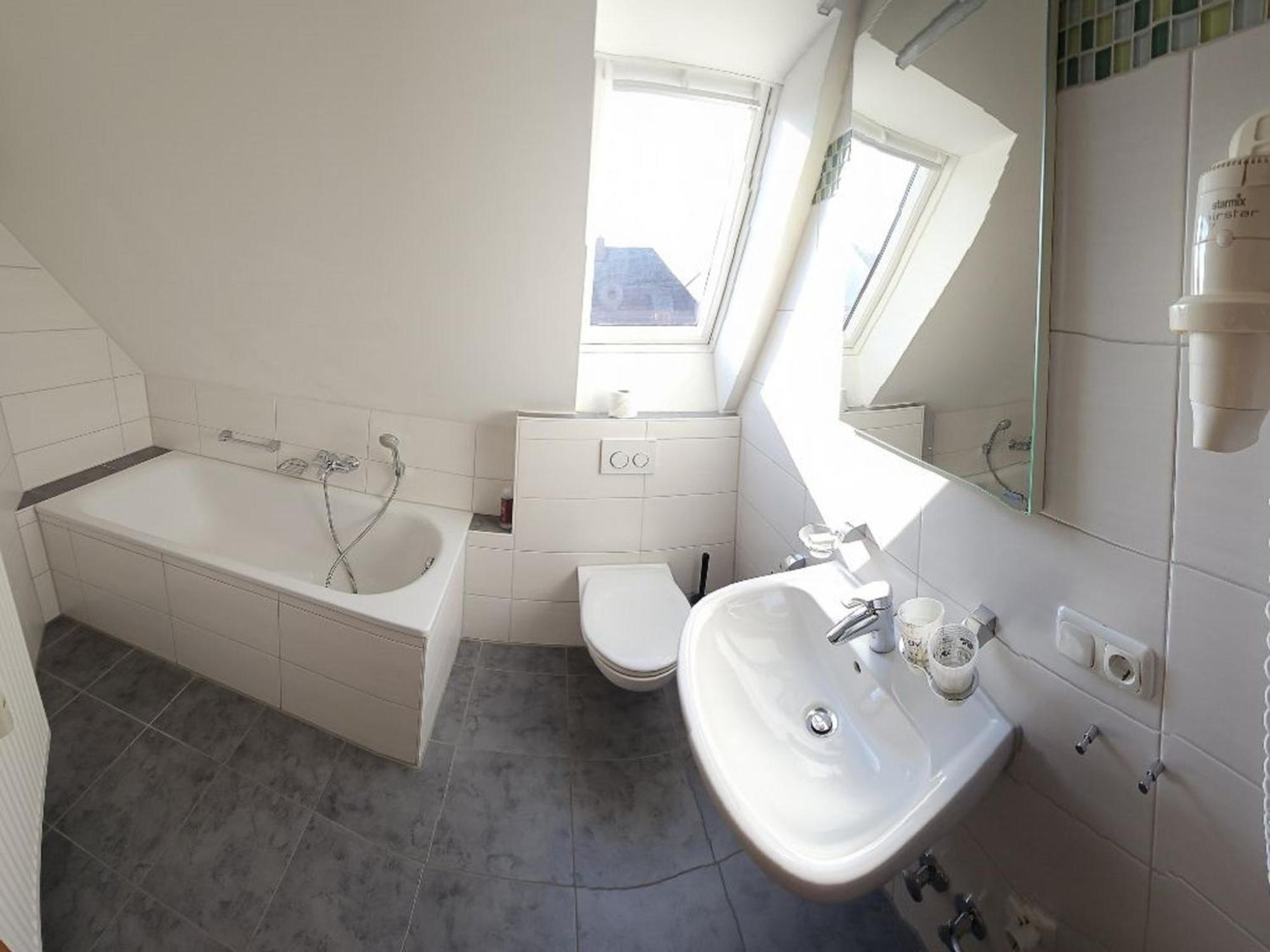 Hotel Hirsch Gunzburg Bagian luar foto